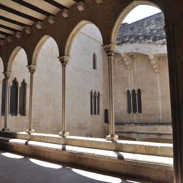 Tortosa.- Palau Episcopal – Galeria del primer pis d’arcs apuntats sostinguts amb columnes quadrilobulades amb capitells (7/2012)