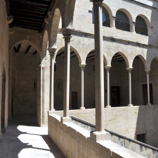 Tortosa.- Palau Episcopal – Galeries del primer pis d’arcs apuntats sostinguts amb columnes quadrilobulades amb capitells (7/2012)