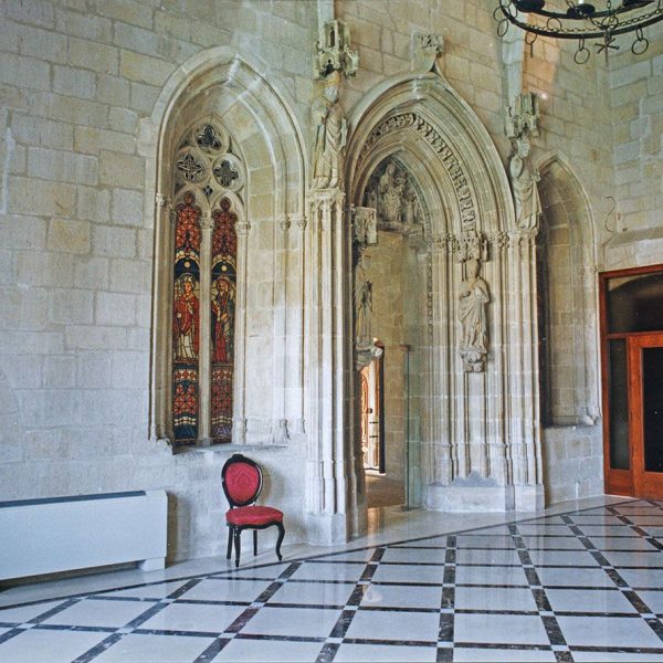 Tortosa.- Palau Episcopal – Vestíbul on s'obren la porta de la capella d’arc apuntat i dues finestres geminades de vitralls de colors (2/2003)