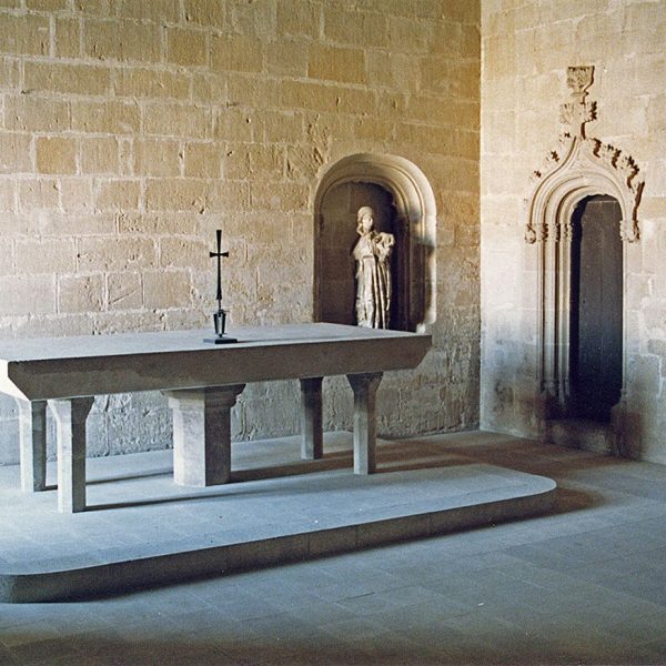 Tortosa.- Palau Episcopal – Capella de planta quadrada amb un altar sostingut per un pilar central octogonal i quatre del mateixa forma als angles (2/2003)