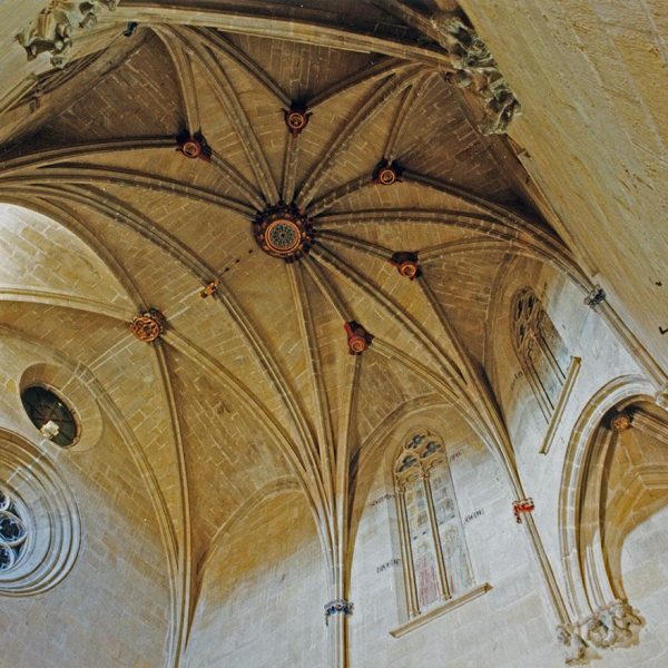 Tortosa.- Palau Episcopal – Coberta creueria de la Capella amb l’absis de tres cares resolta a través de dues trompes angulars (2/2003)