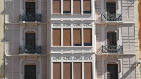 Tortosa.- Casa Ballester de planta baixa i quatre pisos amb una tribuna avançada de quatre finestres per planta i dos balcons laterals (7/2022