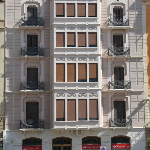 Tortosa.- Casa Ballester de planta baixa i quatre pisos amb una tribuna avançada de quatre finestres per planta i dos balcons laterals (7/2022