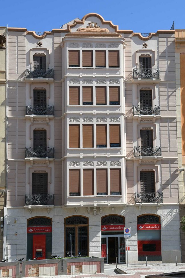 Tortosa.- Casa Ballester de planta baixa i quatre pisos amb una tribuna avançada de quatre finestres per planta i dos balcons laterals (7/2022