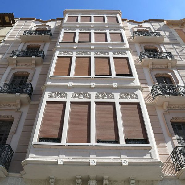 Tortosa.- Casa Ballester de planta baixa i quatre pisos – Tribuna avançada de la façana amb quatre finestres i als costats un balcó per banda amb barana de forja (7/2022)