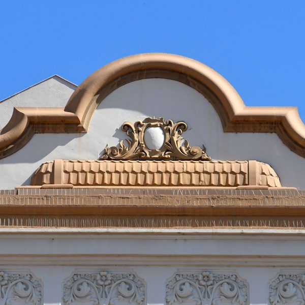 Tortosa.- Casa Ballester de planta baixa i quatre pisos – Coronament motllurat mixtilini de la façana que emmarca l’acabat de la tribuna (4/2022na tribuna avançada de quatre finestres per planta i dos balcons laterals (7/2022