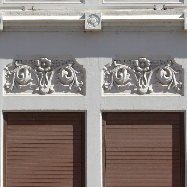 Tortosa.- Casa Ballester de planta baixa i quatre pisos –Ornaments florals de les finestres de la tribuna (7/2022)