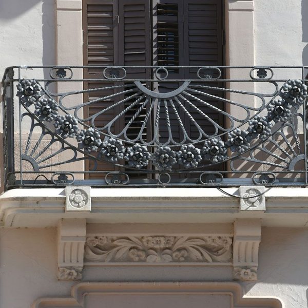 Tortosa.- Casa Ballester de planta baixa i quatre pisos – Detall d’un dels vuit balcons amb baranes de ferro de forja que flanqueja la tribuna central (7/2022)