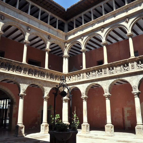 Tortosa.- Col·legi Sant Lluis fundat per l'Emperador Carles V el 1544 - Magnífic claustre quadrat amb tres nivells d'arcades (7/2012)
