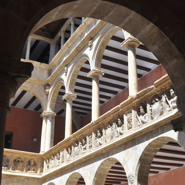 Tortosa.- Col·legi Sant Lluis fundat per l'Emperador Carles V el 1544 - Magnífic claustre quadrat amb tres nivells d'arcades (7/2012)