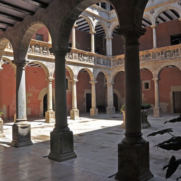 Tortosa.- Col·legi Sant Lluis fundat per l'Emperador Carles V el 1544 - Magnífic claustre quadrat amb tres nivells d'arcades (7/2012)