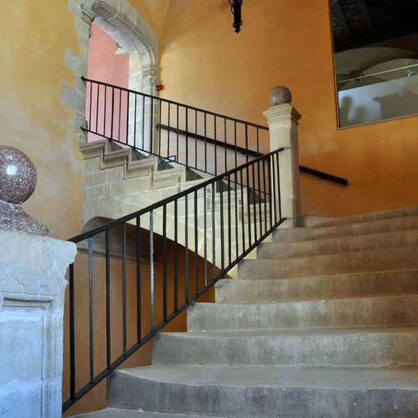 Tortosa.- Col·legi Sant Lluis fundat per l’Emperador Carles V el 1544 - Escalinata d'accés a les diferents plantes (7/2012)