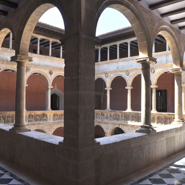 Tortosa.- Col·legi Sant Lluis fundat per l’Emperador Carles V el 1544 – Primer pis del claustre format per cinc arcades de mig punt per costat (7/2012)