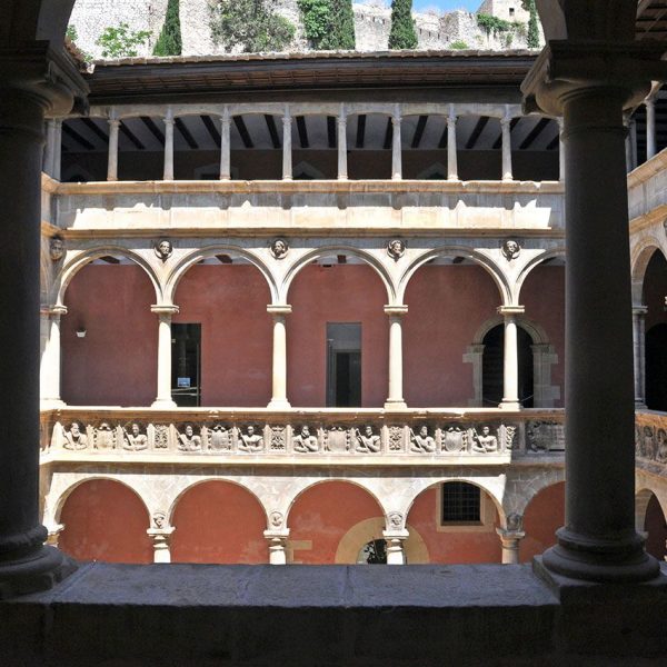 Tortosa.- Col·legi Sant Lluis fundat per l’Emperador Carles V el 1544 – Primer pis del claustre format per cinc arcades de mig punt per costat (7/2012)