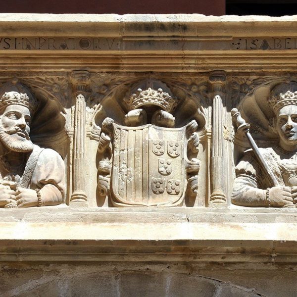 Tortosa.- Col·legi Sant Lluis fundat per l’Emperador Carles V el 1544 - Busts de sobirans esculpits entre els arcs de la planta baixa i ampit del primer pis (7/2012)