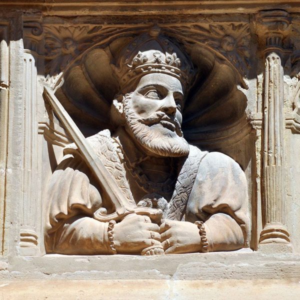 Tortosa.- Col·legi Sant Lluis fundat per l’Emperador Carles V el 1544 - Busts de sobirans esculpits entre els arcs de la planta baixa i ampit del primer pis (7/2012)