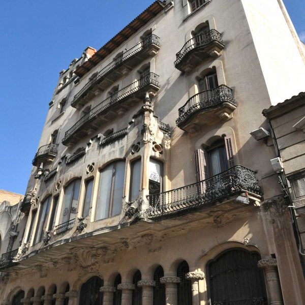 Tortosa.- Casa Bau, modernista de l’any 1915 de l’arquitecte Josep Plantada Artigas on destaca la tribuna goticista. Es la seu del Col·legi d’Arquitectes (7/2012)