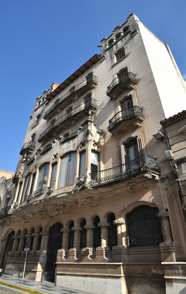Tortosa.- Casa Bau, modernista de l’any 1915 de l’arquitecte Josep Plantada Artigas on destaca la tribuna goticista. Es la seu del Col·legi d’Arquitectes (7/2012)