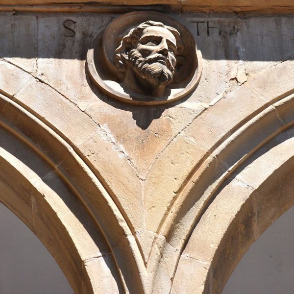 Tortosa.- Col·legi Sant Lluis fundat per l’Emperador Carles V el 1544 – Medallons del segon pis amb imatges d’apòstols, profetes i altres personatges (7/2012)