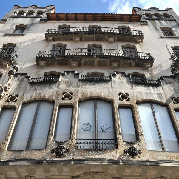 Tortosa.- Casa Bau, modernista de l’any 1915 de planta baixa i quatre pisos – Primer pla de la tribuna goticista decorada amb pinacles i gàrgoles (7/2012)