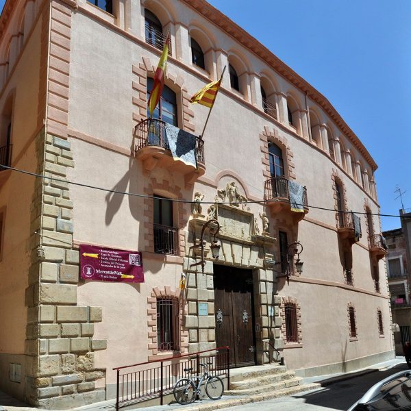 Tortosa.- Antic Hospital de la Santa Creu d’estil neoclàssic, S. XVIII de planta baixa, dos pisos i el tercer formant una galeria. Es seu dels jutjats des de l’any 1959 (7/2012)