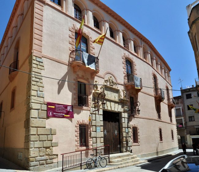 Tortosa.- Antic Hospital de la Santa Creu d’estil neoclàssic, S. XVIII de planta baixa, dos pisos i el tercer formant una galeria. Es seu dels jutjats des de l’any 1959 (7/2012)