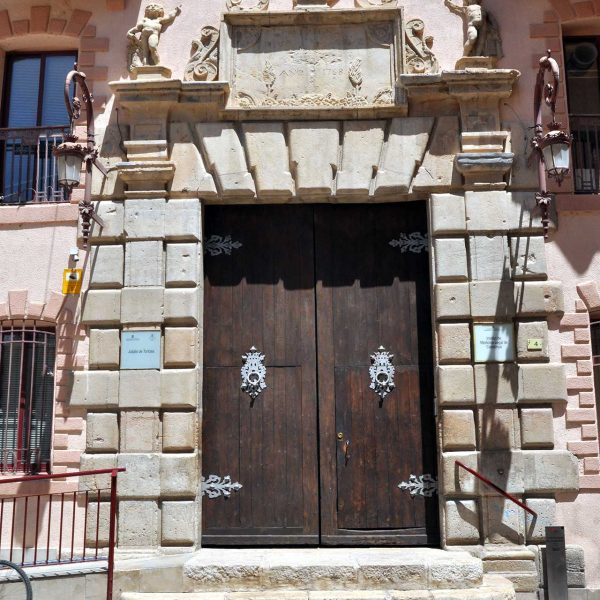 Tortosa.- Antic Hospital de la Santa Creu d’estil neoclàssic, S. XVIII – Portalada barroca amb un parament d’encoixinats amb escultures de Francisco del Condado (7/2012)