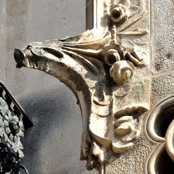 Tortosa.- Casa Bau, modernista de l’any 1915 – Detall de la gàrgola que decora una columna del pinacle de la tribuna (7/2012)