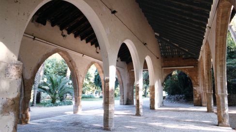 Tortosa.- Llotja del Gra, edifici gòtic fet entre 1368 i 1373 com dipòsit de mercaderies i demolit parcialment l’any 1932 - Estat de l’edifici en una fotografia de l’any 1996