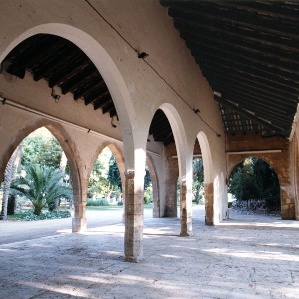 Tortosa.- Llotja del Gra, edifici gòtic fet entre 1368 i 1373 com dipòsit de mercaderies i demolit parcialment l’any 1932 - Estat de l’edifici en una fotografia de l’any 1996