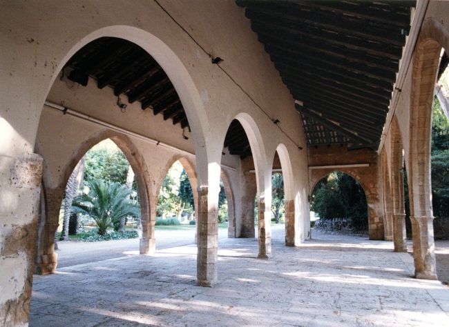 Tortosa.- Llotja del Gra, edifici gòtic fet entre 1368 i 1373 com dipòsit de mercaderies i demolit parcialment l’any 1932 - Estat de l’edifici en una fotografia de l’any 1996