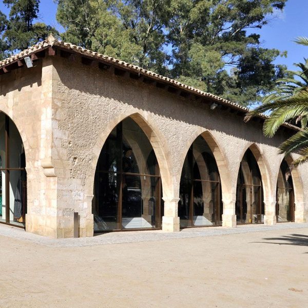 Tortosa.- Llotja del Gra, edifici gòtic fet entre 1368 i 1373 com dipòsit de mercaderies. L’edifici actual consta de dues naus separades per tres grans arcades ogivals (7/2022)