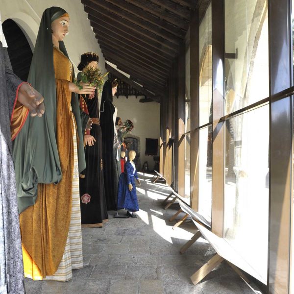 Tortosa.- Llotja del Gra, edifici gòtic fet entre 1368 i 1373 com dipòsit de mercaderies – Actualment acull els gegants de la ciutat i el bestiari festiu (11/2010)