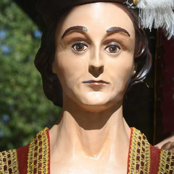 Tortosa.- Llotja del Gra, edifici gòtic fet entre 1368 i 1373 – Gegant Rufo parella de la Rubí creats l’any 1957 fets de cartró pedra amb una alçada de 4 Mts. (7/2022)