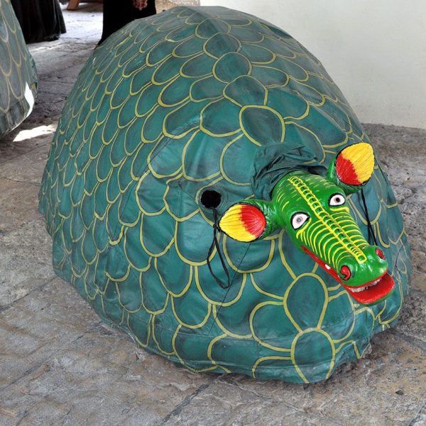 Tortosa.- Llotja del Gra - Cucafera, animal mitològic que es remunta al S. XVI semblat a una tortuga o drac que obra i tanca la boca llençant petards i coets (7/2012)