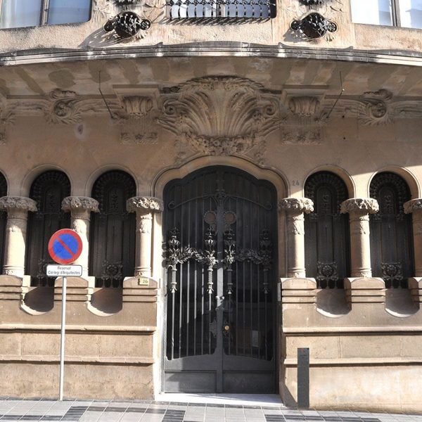 Tortosa.- Casa Bau, modernista de l’any 1915 – Porta d’arc mixtilini emmarcada per una sèrie d’obertures formades per columnes amb capitells florals (7/2012)