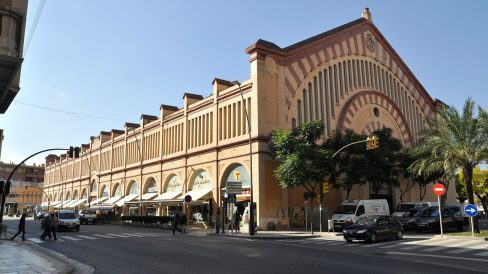 Tortosa.- Mercat Municipal d’estil eclèctic construït entre els anys 1884 i 1887 d’una sola nau mitjançant 14 encavallades de ferro de forma parabòlica (11/2010)