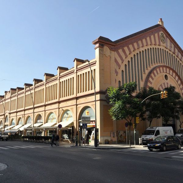 Tortosa.- Mercat Municipal d’estil eclèctic construït entre els anys 1884 i 1887 d’una sola nau mitjançant 14 encavallades de ferro de forma parabòlica (11/2010)