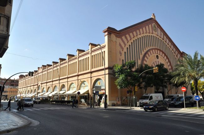 Tortosa.- Mercat Municipal d’estil eclèctic construït entre els anys 1884 i 1887 d’una sola nau mitjançant 14 encavallades de ferro de forma parabòlica (11/2010)