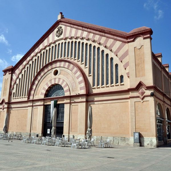 Tortosa.- Mercat Municipal d’estil eclèctic construït entre els anys 1884 i 1887 – Portes principals obertes als frontals d’arc de mig punt amb arquitrau i timpà (7/2012)