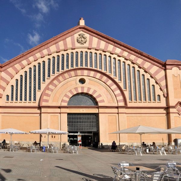 Tortosa.- Mercat Municipal d’estil eclèctic construït entre els anys 1884 i 1887 – Portes principals obertes als frontals d’arc de mig punt amb arquitrau i timpà (11/2010)