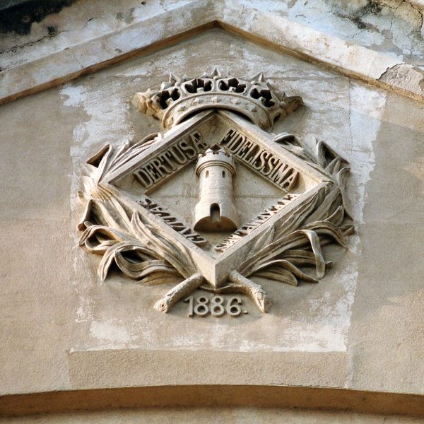 Tortosa.- Mercat Municipal d’estil eclèctic construït entre els anys 1884 i 1887 – Escut de la ciutat que presideix les dues façanes frontals (7/1996)