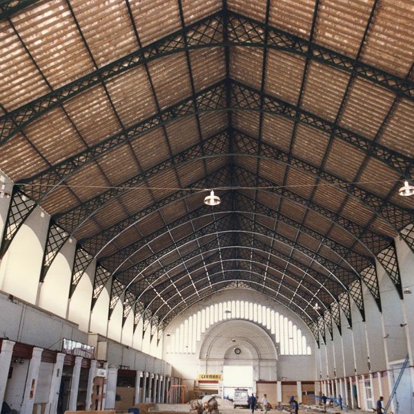 Tortosa.- Mercat Municipal construït entre els anys 1884 i 1887 d’una nau amb 14 encavallades parabòliques de ferro com es veu en aquesta fotografia de l’any 1996