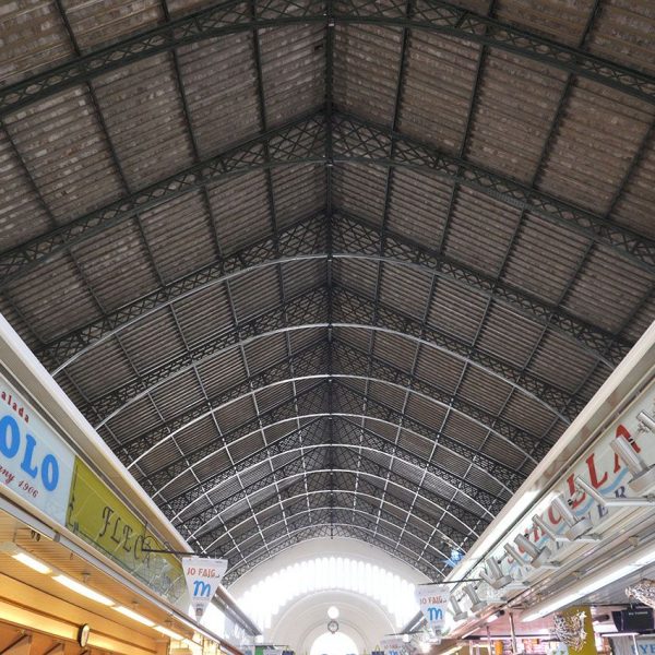 Tortosa.- Mercat Municipal construït entre els anys 1884 i 1887 - Coberta feta de 14 encavallades de ferro després de la seva rehabilitació de l’any 1996 (11/2010)