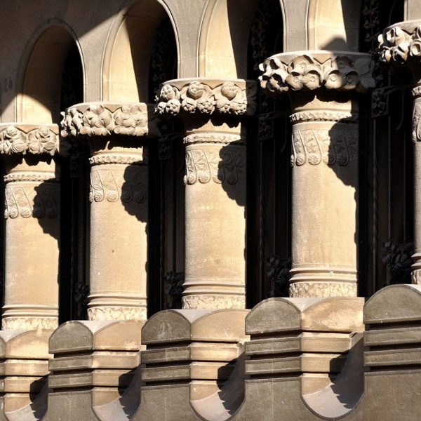 Tortosa.- Casa Bau, modernista de l’any 1915 – Sèrie de columnes de la planta baixa sostingudes sobre pedestals amb capitells decorats amb motius florals (7/2012)