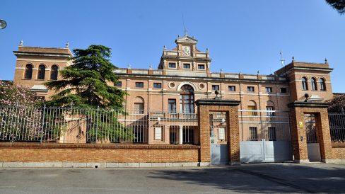 Tortosa.- Seminari Conciliar construït entre 1943 i 1969 d’estil monumentalista format per un conjunt de cinc d’edificacions perpendiculars a la façana (7/2012)