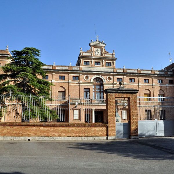 Tortosa.- Seminari Conciliar construït entre 1943 i 1969 d’estil monumentalista format per un conjunt de cinc d’edificacions perpendiculars a la façana (7/2012)