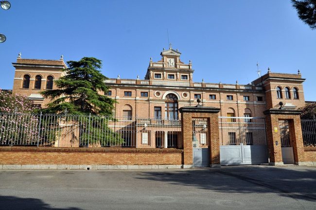 Tortosa.- Seminari Conciliar construït entre 1943 i 1969 d’estil monumentalista format per un conjunt de cinc d’edificacions perpendiculars a la façana (7/2012)