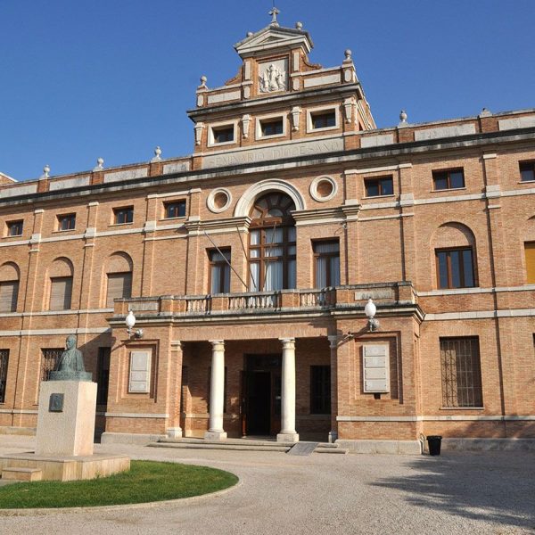 Tortosa.- Seminari Conciliar construït entre 1943 i 1969 d’estil monumentalista - Portalada principal precedida per un porxo sostingut per columnes dòriques (7/2012)