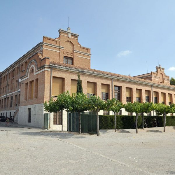 Tortosa.- Seminari Conciliar construït entre 1943 i 1969 format per cinc edificacions perpendiculars entre la façana i el cos posterior del primer terme (7/2012)
